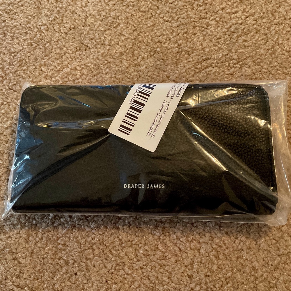 Draper James pebbled leather wallet, new condition, 4 x 8.